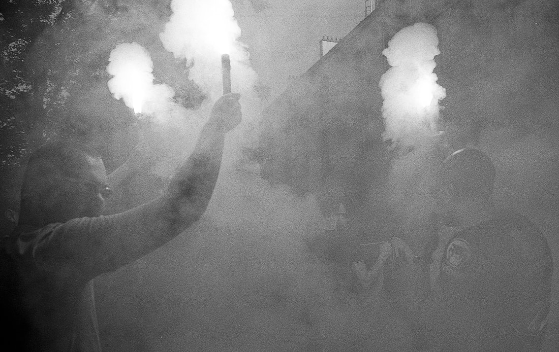 Photo de rue. Manifestants avec des fumigènes.